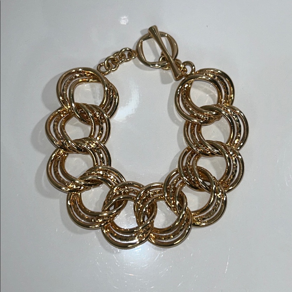 NWOT Oversized Smooth & Hammered Link Designer Gold Tone Toggle Close Bracelet